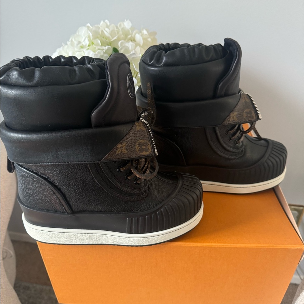 Louis Vuitton Black Leather High-Top Winter Boots with Monogram Accents - Picture 4 of 13